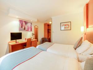 Un pat sau paturi într-o cameră la OYO Lakeside Haydock Hotel, St Helens