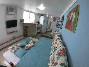uma sala de estar com uma cama longa num quarto em Recanto do Lago Buzios em Búzios