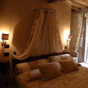 
A bed or beds in a room at Castello Di Vigoleno
