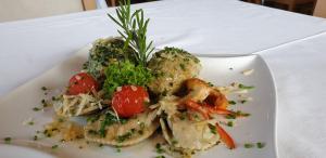 een wit bord met eten op een tafel bij Sporthotel Kalcherhof in Racines +62 foto's