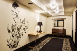 a hallway with a wall mural of a woman at Hotel Valencia Santana Row in San Jose