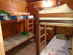 pokój z dwoma łóżkami piętrowymi w kabinie w obiekcie Cabañas San Jose w mieście Santa Ana
