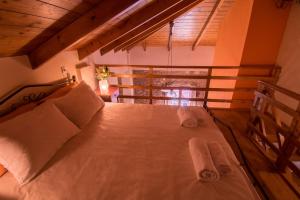 سرير أو أسرّة في غرفة في Katsarou Apartments