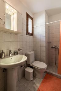 A bathroom at Katsarou Apartments