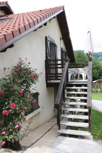 een trap naar een huis met een balkon bij Gîte de grettery in Saulxures-sur-Moselotte