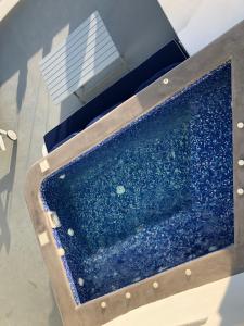 una piscina con ghiaia blu in un edificio di Altana Cliffside Villas a Imerovigli