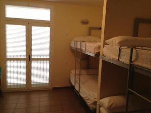 Poschodová posteľ alebo postele v izbe v ubytovaní Albergue De Puntas De Calnegre