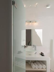 Gambar di galeri bagi White Concept Caves di Fira
