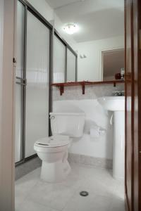 A bathroom at Hotel Flamingo Cali
