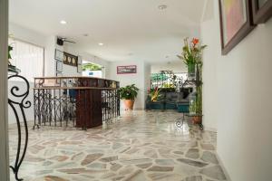 een lobby met een ijzeren poort en een woonkamer bij Hotel Flamingo Cali in Cali