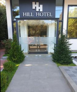 un bâtiment avec un panneau indiquant l'hôtel de colline dans l'établissement HOTEL HILL, à Athènes