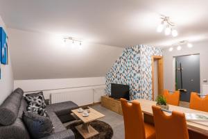 sala de estar con sofá y mesa en Apartma Borovnica Rogla, en Vitanje