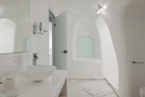 Bilik mandi di White Concept Caves