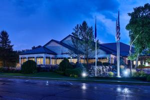 un edificio con bandera americana por la noche en The Cove of Lake Geneva, en Lake Geneva