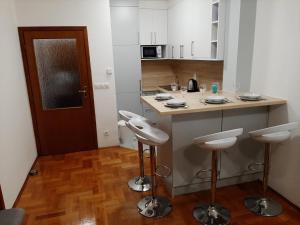 Kuchyňa alebo kuchynka v ubytovaní Apartman Jelacic Vinkovci