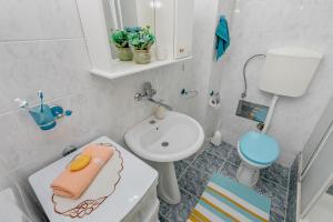 une petite salle de bain avec un lavabo et des toilettes dans l'établissement Beko Stan 2, à Herceg-Novi 24 autres photos