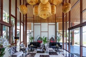 Posezení v ubytování PALMYRAH SURIN, MODERN 1BR with Terrace, 150 meters to Surin Beach