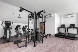Fitness centrum a/nebo fitness zařízení v ubytování PALMYRAH SURIN, MODERN 1BR with Terrace, 150 meters to Surin Beach