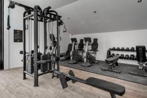 Fitness centrum a/nebo fitness zařízení v ubytování PALMYRAH SURIN, MODERN 1BR with Terrace, 150 meters to Surin Beach
