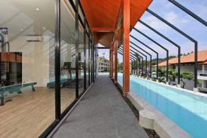 Bazén v ubytování PALMYRAH SURIN, MODERN 1BR with Terrace, 150 meters to Surin Beach nebo v jeho okolí