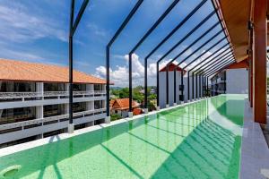 Bazén v ubytování PALMYRAH SURIN, MODERN 1BR with Terrace, 150 meters to Surin Beach nebo v jeho okolí
