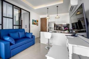 Posezení v ubytování PALMYRAH SURIN, MODERN 1BR with Terrace, 150 meters to Surin Beach