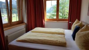 2 letti in una camera con 2 finestre di Privathaus Achensee ad Achenkirch