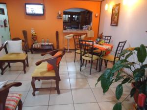 una sala con sedie e tavolo e una sala da pranzo di Hospedaje Yaldai a Turrialba