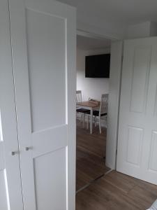 a room with a dining room with a table and a television at Backbord in Wangerland