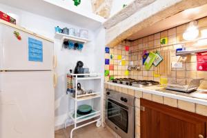 a kitchen with a stove and a refrigerator at Vivalavida in Brindisi