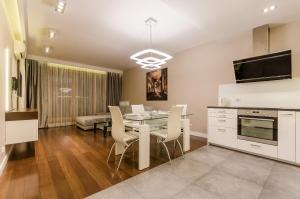 Kuchnia lub aneks kuchenny w obiekcie Old Town Luxury Apartment