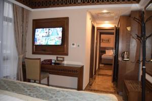 TV a/nebo společenská místnost v ubytování Violet Al Azizia Hotel