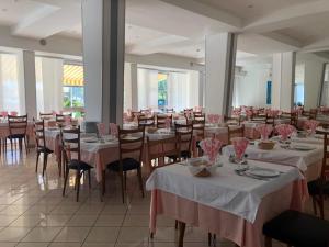 Reštaurácia alebo iné gastronomické zariadenie v ubytovaní Hotel Alda + 29 fotografií