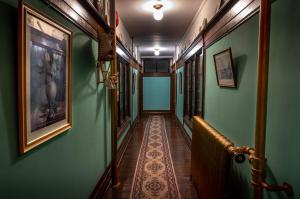 un pasillo de un tren con paredes verdes en Arundel Mansions Hotel, en New Westminster