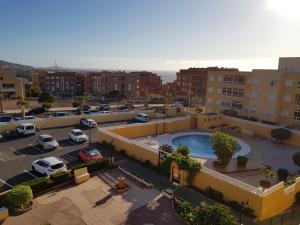 vista aerea di un parcheggio con piscina di Alquilaencanarias-Medano Lagos de Miramar I a El Médano