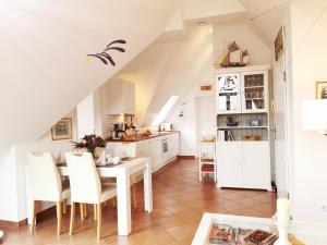 a kitchen and dining room with a table and chairs at Ferienwohnung Weitblick in Prerow