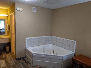 Kylpyhuone majoituspaikassa Economy Inn Express