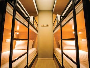 Postel nebo postele na pokoji v ubytování Hexa Hotel & Backpackers Capsules Bukit Bintang