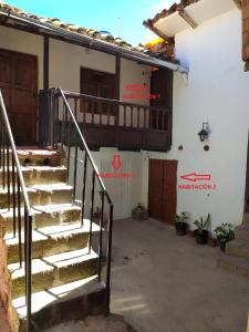 un conjunto de escaleras delante de una casa en Munay San Blas Wasi, en Cusco