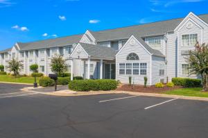 une grande maison blanche avec un parking dans l'établissement Motel 6-Gastonia Charlotte I-85, à Gastonia