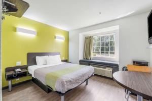 Säng eller sängar i ett rum på Motel 6-Gastonia Charlotte I-85