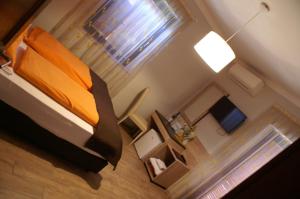 an overhead view of a bedroom with a bed at Garni Villa Betty in Merano