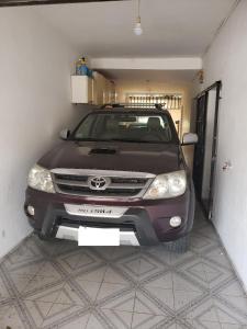 un coche está aparcado en un garaje en Casa, hogar equipado para el viajero y su familia. en Córdoba