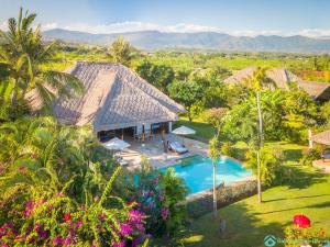 een luchtzicht op een resort met een zwembad bij Villa Agus Mas - Serene & calm beachfront villa! in Banjar