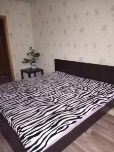 ウリヤノフスクにあるOtradnaya 84 Aquaparkのベッド(白黒のシマウマのプリントシーツ付)