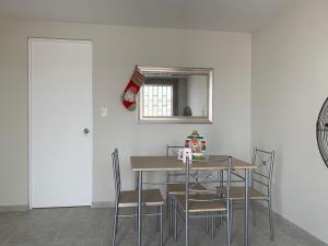 ein Esszimmer mit einem Tisch und Stühlen in der Unterkunft Home near Pimentel beach with parking in Chiclayo