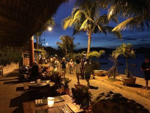 En restaurant eller et andet spisested på Pousada Ferradura Beach