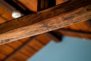 a close up of a wooden beam in a ceiling at ゑびすや in Kofu