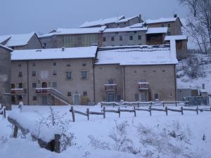 un edificio cubierto de nieve en un campo en Locanda Viaverde Lessinia, en Velo Veronese
