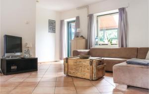 a living room with a couch and a tv at Vakantiewoning 2 in Simpelveld